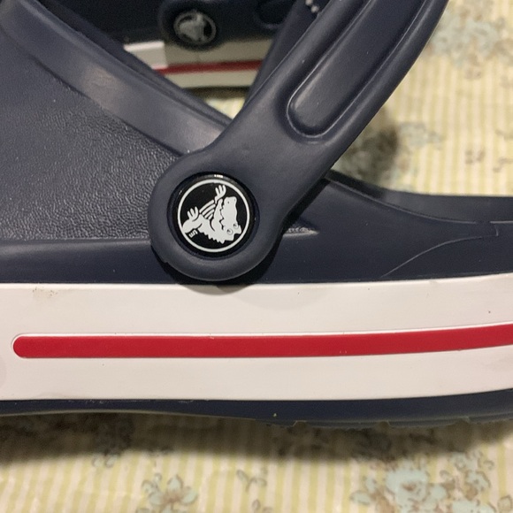 Crocs Men’s Size 10 NEW Navy Blue White Red Crocs on side Sporty & Comfortable - Picture 9 of 10